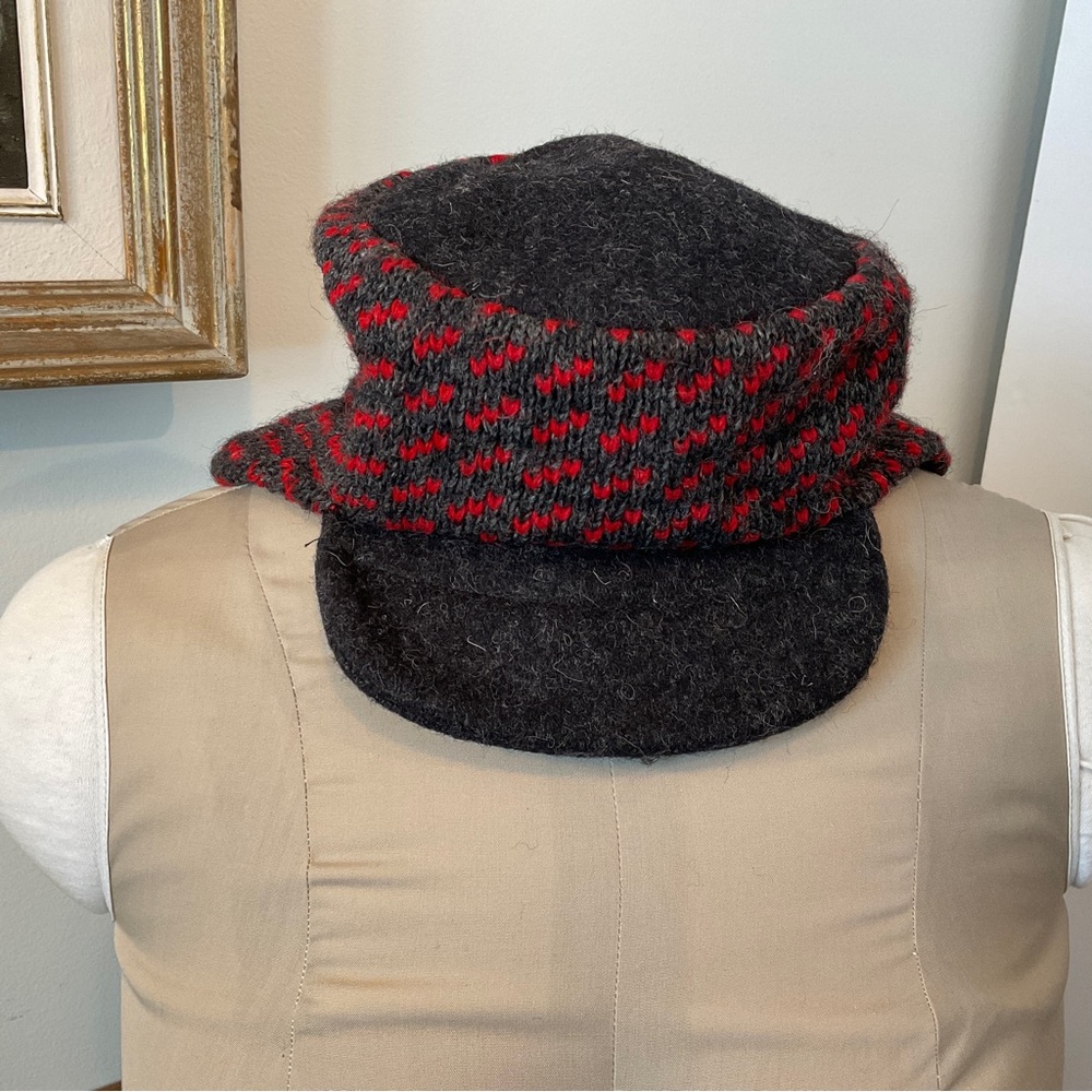 Vintage Scandinavian Score Design billed hat-wool-red/charcoal